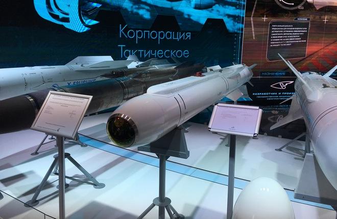 Представленная на МАКС-2017 ракета Х-38МЛЭ оснащена полуактивной лазерной головкой самонаведения