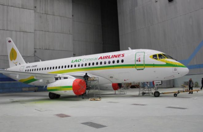 Первый SSJ 100 для авиакомпании Lao Central покрашен в фирменные цвета авиаперев