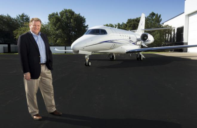 Президент Aircraft Management Group Джон Сиковски и первый полученный его компанией самолет Cessna Citation Latitude :: Cessna Aircraft Cessna Aircraft начала поставки бизнес-джетов Citation Latitude
