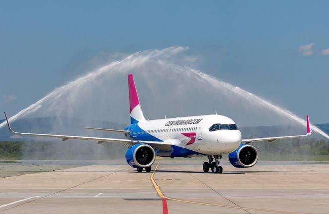 Самолет Airbus A320neo узбекистанской авиакомпании Centrum Air встречают водяной аркой во время первого рейса во Владивосток :: Аэропорт Владивостока Узбекистанская авиакомпания Centrum Air расширила сеть полетов в Россию