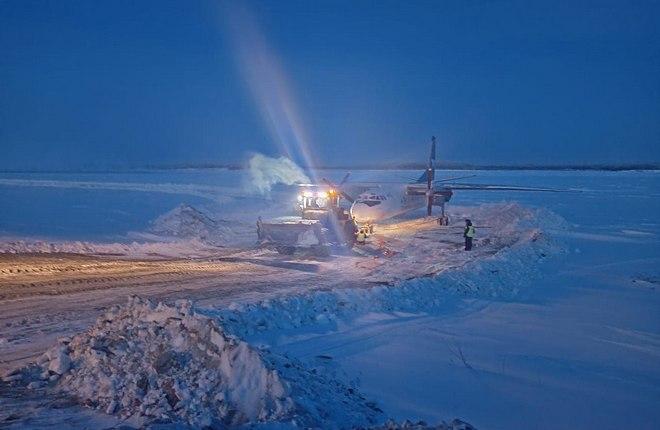Севший на замерзшую реку Ан-24 отбуксировали в аэропорт Зырянка