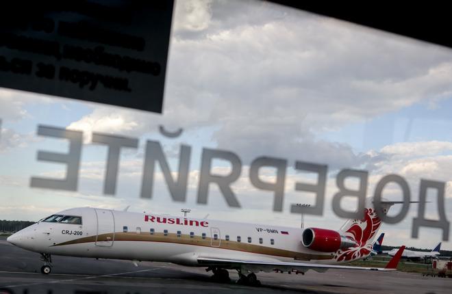 Самолет Bombardier CRJ200 авиакомпании "РусЛайн"