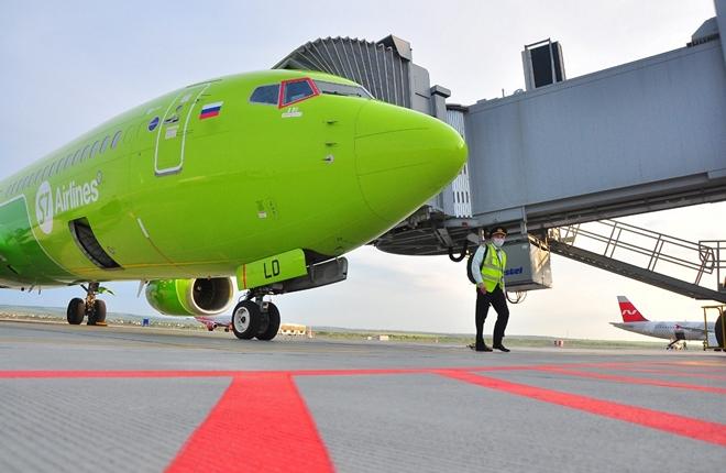 :: аэропорт Гагарин самолет Boeing 737 авиакомпании S7 Airlines