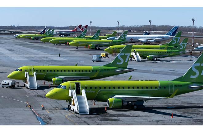 самолеты авиакомпании S7 Airlines в базовом аэропорту Толмачево