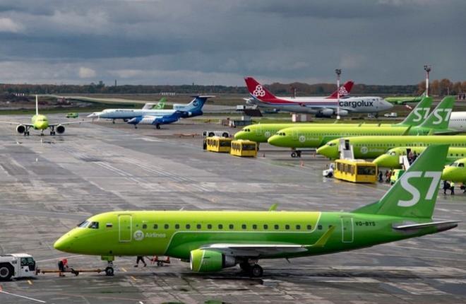 самолеты авиакомпании S7 Airlines в аэропорту Толмачево