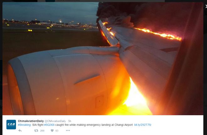 У сингапурского Boeing 777 загорелся двигатель