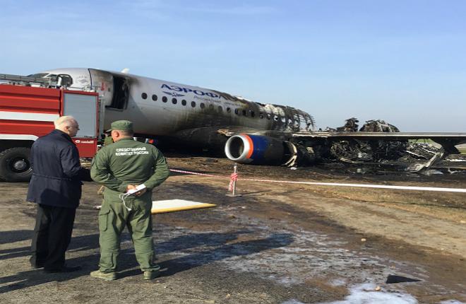 сгоревший самолет SSJ 100 в Шереметьево