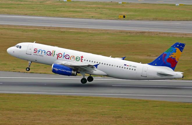 Самолет Airbus A320 авиакомпании Small Planet Airlines