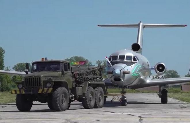 Летающая лаборатория Як-40 с двигателем ВК-800 готовится к первому полету :: СибНИА Турбовинтовой двигатель ВК-800 отправился в полет