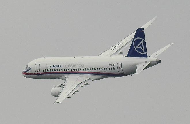 Самолет Superjet 100 в полете