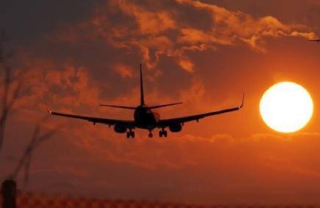 Sunset departure Поставленные к забору самолеты возвращаются в строй