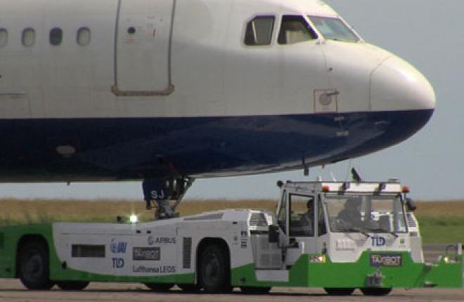 В Европе разрешили использовать самолетный тягач с дистанционным управлением