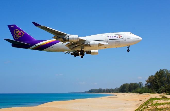 Самолет B747-400 перевозчика Thai Airwais заходит на посадку в Пхукете