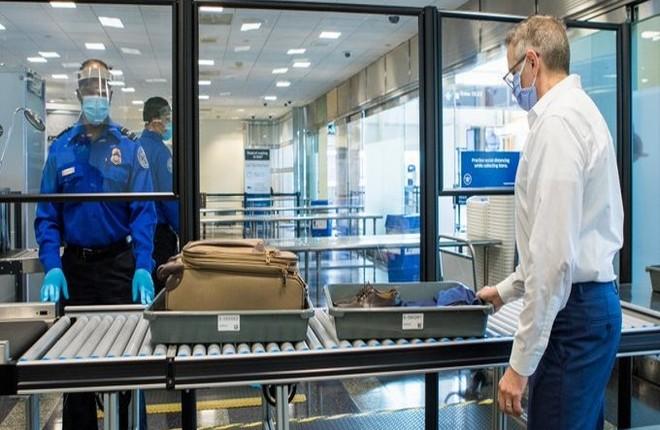 пассажиры в американском аэропорту TSA