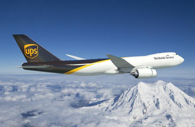 Созданное на компьютере изображение Boeing 747-8F в ливрее UPS