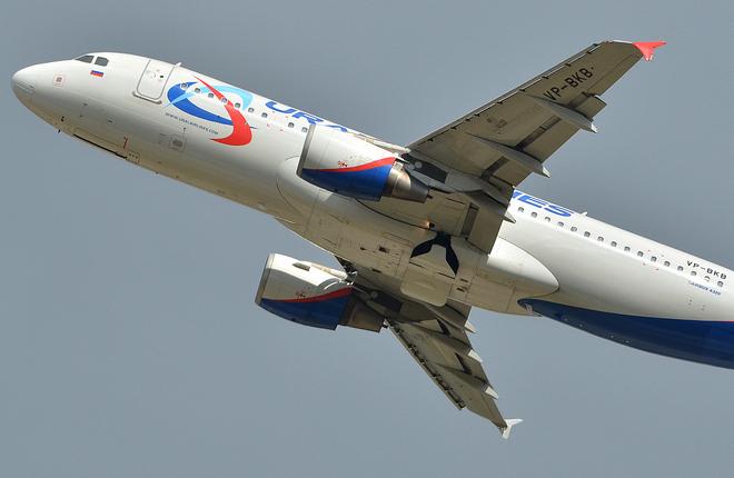 Самолет Airbus A320 авиакомпании "Уральские авиалинии"