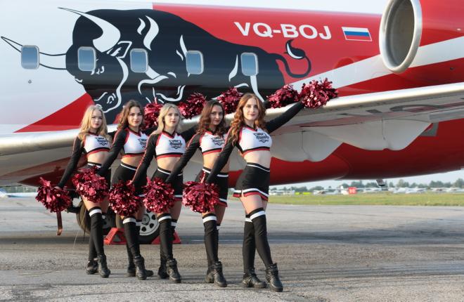 Новая ливрея CRJ200 "ЮВТ-Аэро" украшена логотипом хоккейной команды "Нефтяник" и изображением быка — его официального символа и талисмана :: Предоставлено "ЮВТ-Аэро" ФОТО: На борту самолета "ЮВТ-Аэро" поселился бык