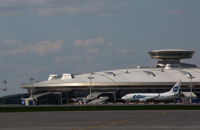 Самолет авиакомпании "ЮТэйр" перед терминалом аэропорта Внуково