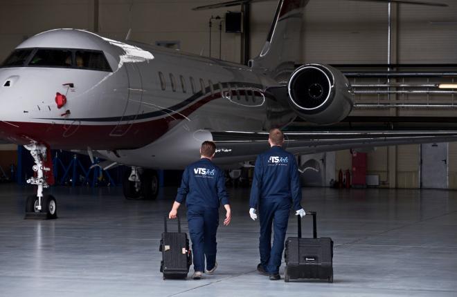 Осенью 2019 года провайдер VTS Jets осуществил сразу два важных действия, которые отразятся на его дальнейшем развитии :: VTS Jets Технические специалисты VTS Jets спешат к самолету