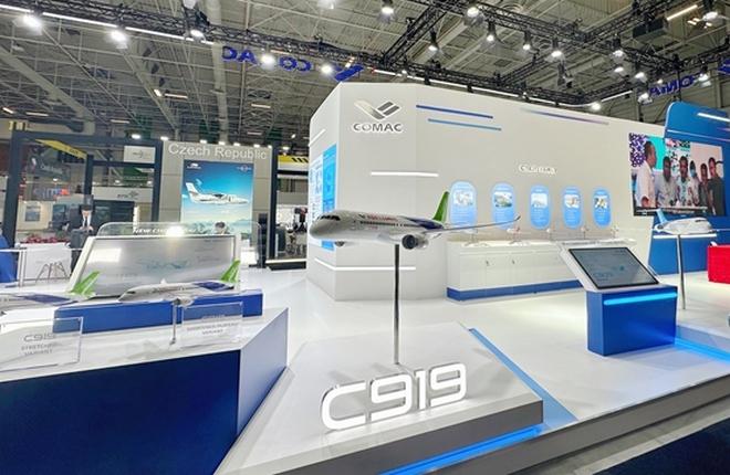 Новые варианты китайского узкюфюзеляжного самолета C919 на стенде COMAC на авиасалоне в Ле-Бурже :: COMAC Китай разработает конкурента самолету Boeing 777Х