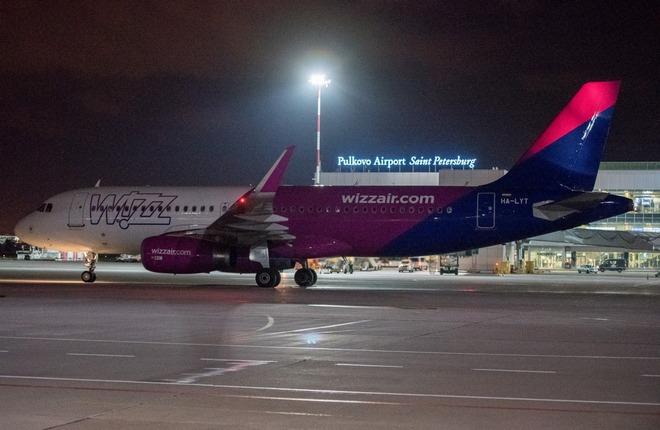 Самолет авиакомпании Wizz Air в Пулково