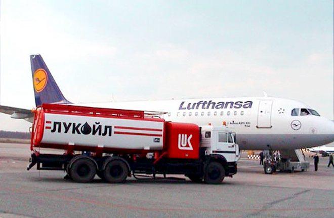 Топливозаправщик "Лукойл-Аэро" на перроне рядом с самолетом Lufthansa