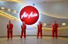 Новая униформа для бортпроводников авиакомпании AirAsia