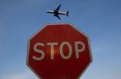 Самолет и знак STOP