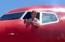 женщина-пилот в самолете 737 авиакомпании Norwegian