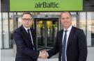 Исполнительный директор airBaltic Мартин Гаусс (справа) и директор Tez Tour Latvija Константин Пальгов