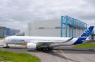Первый летный прототип Airbus A350XWB окрашен в фирменные цвета авиастроителя