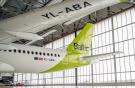 Самолет A220-300 авиакомпании airBaltic с регистрационным номером YL-ABA 
