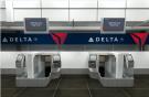 Стойки самостоятельно сдачи багажа на рейсы Delta Air Lines