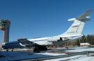 В Шереметьево начали установку самолета-памятника Ил-62