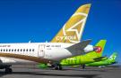 Самолет SSJ 100 на фоне самолетов авиакомпании S7 Airlines