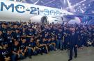 Президент корпорации «Иркут» Олег Демченко празднует выкатку МС-21 вместе со своими сотрудниками