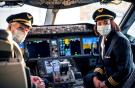 пилоты в масках авиакомпании United airlines