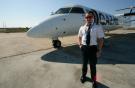 Пилот перед самолетом Bombardier Q400 New Generation авиакомпании Qazaq Air