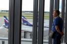 Пассажир смотрит на самолеты "Аэрофлота"