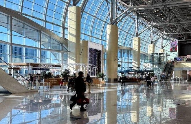 Авиаперевозки пассажиров в России в первом квартале продолжили снижаться